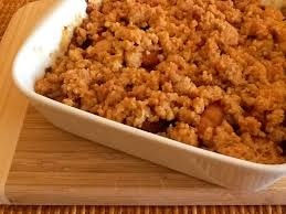 Crumble aux pommes, coings, raisins secs et noix Crumble aux pommes, coings, raisins secs et noix
